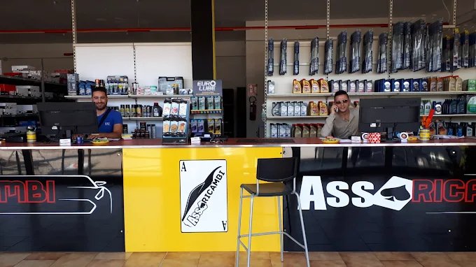 Il bancone AssoRicambi con il team al lavoro